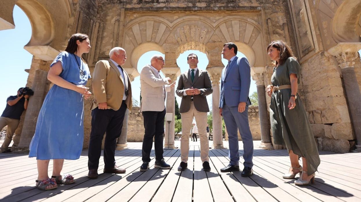Moreno escucha las palabras del director de Medina Azahara, Antonjo Vallejo, en presencia del alcalde de Córdoba