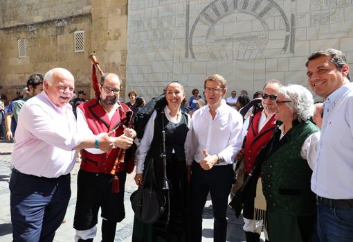 El presidente del PP, a su llegada al Palacio de Congreso rodeado de gaiteros