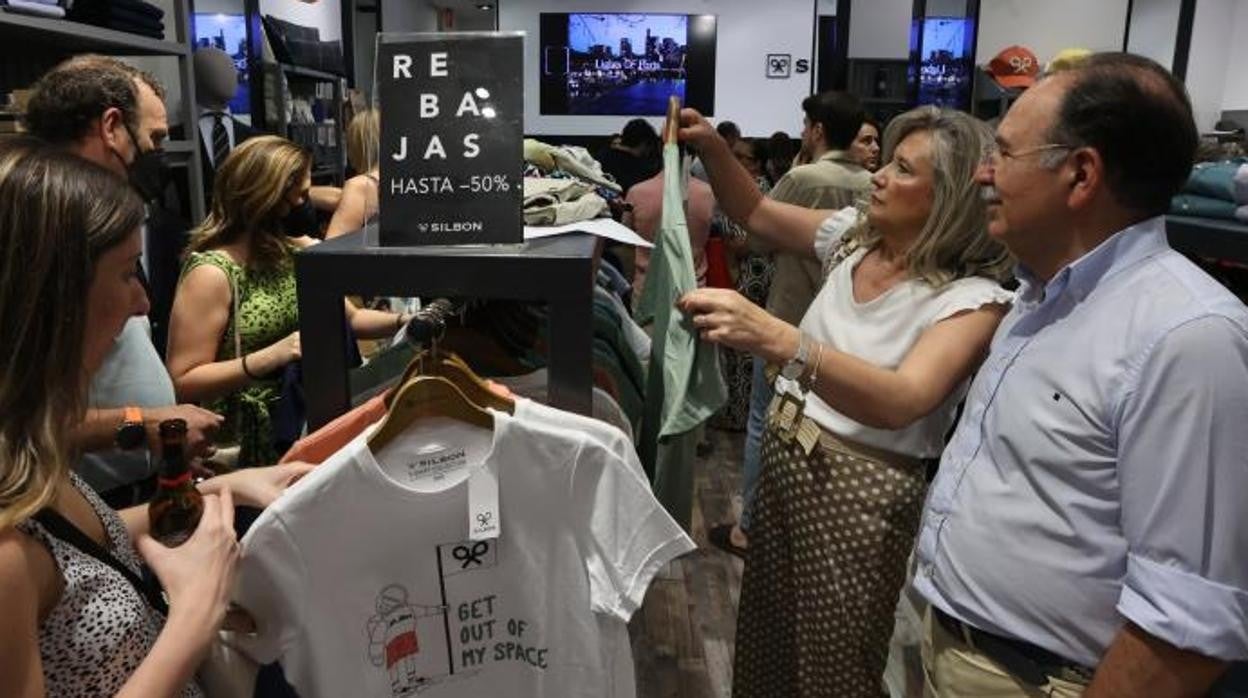 Clientes en el interior de una tienda de ropa en Córdoba