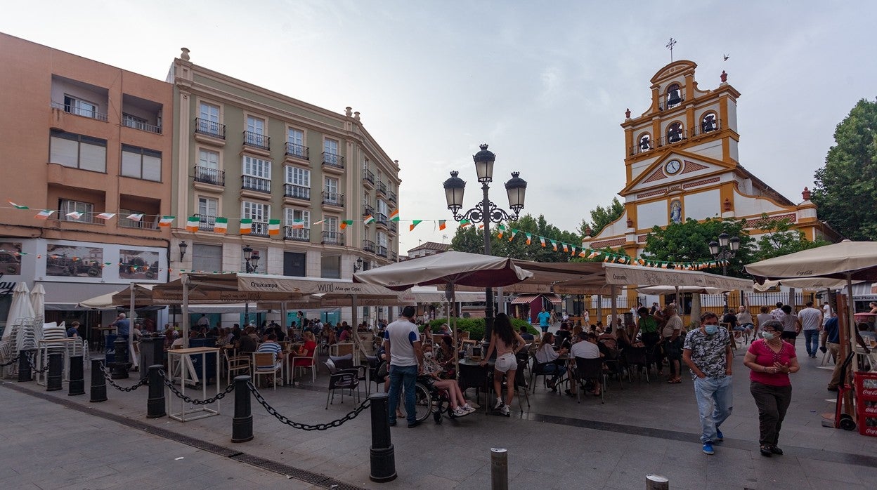 Una de las animadas terrazas del centro de La Línea