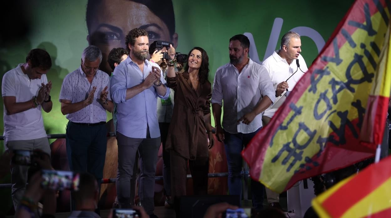 De izquierda a derecha, Javier Cortés, Ortega Lara, Espinosa de Los Monteros, Olona, Abascal y Ortega Smith