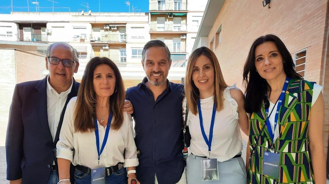 Juan Bravo, en el centro, es uno de los seis diputados del PP de Jaén que han sido elegidos