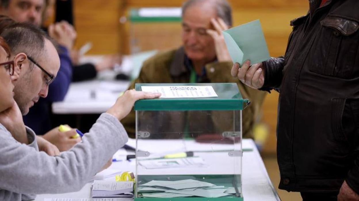 Urna en un colegio electoral andaluz