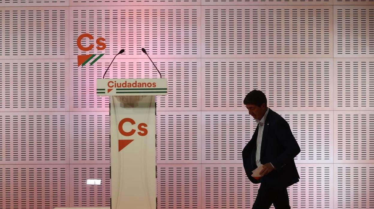 Juan Marín, dirigiéndose al atril en la sede de Ciudadanos