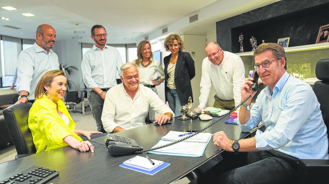 Alberto Núñez Feijóo felicita a Juanma Moreno desde la sede de Génova