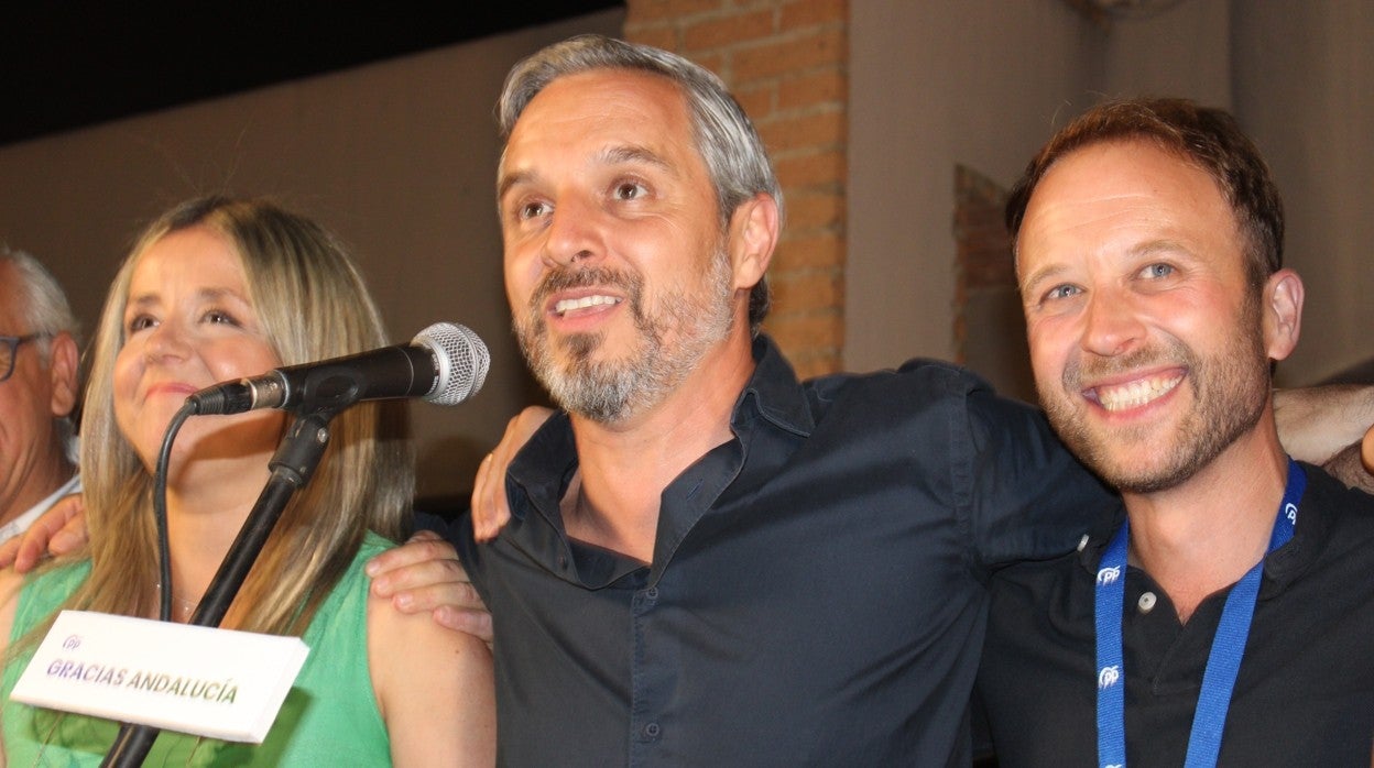 El cabeza de lista del PP, Juan Bravo, flanqueado por Elena González y Erik Domínguez