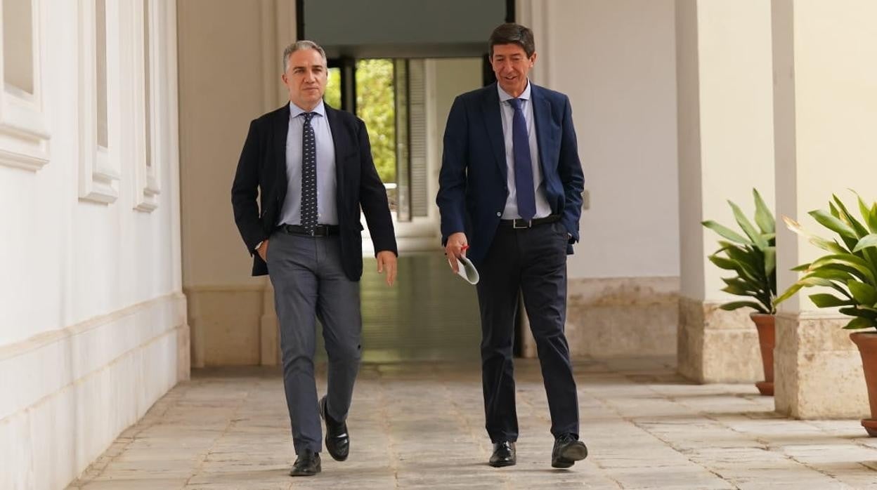 Elías Bendodo y Juan Marín en los pasillos de San Telmo