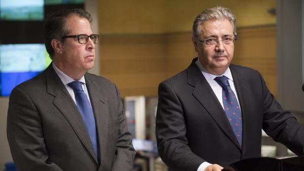 El director General de Tráfico, Gregorio Serrano, junto al Ministro de Interior, Juan Ignacio Zoido