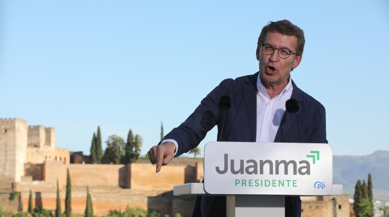 El presidente del Partido Popular, Alberto Núñez Feijóo, durante el acto electoral de los populares en la Plaza San Nicolás en apoyo al candidato por el PP andaluz, Juanma Moreno Bonilla