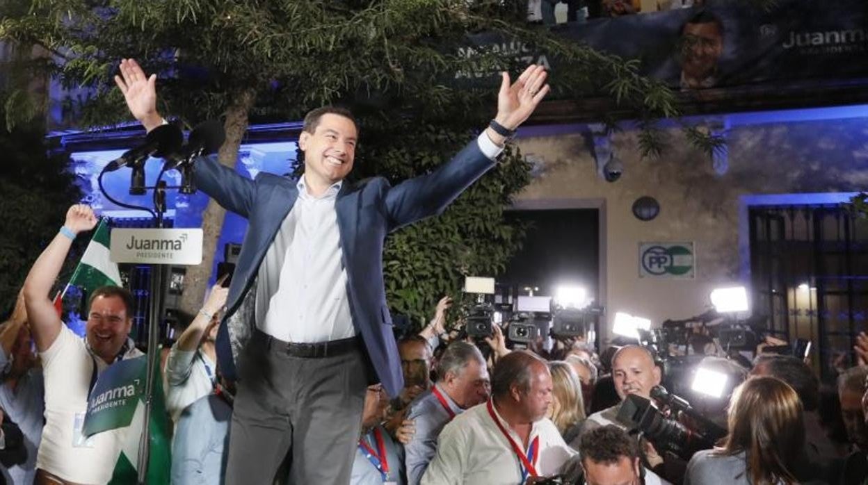 El candidato del PP a la reelección de la Junta de Andalucía, Juanma Moreno, a las puertas de la sede del partido en Sevilla