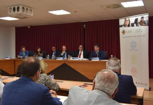 Muñoz y Pabón y su vinculación al mundo de las cofradías, a debate, en CEU Andalucía