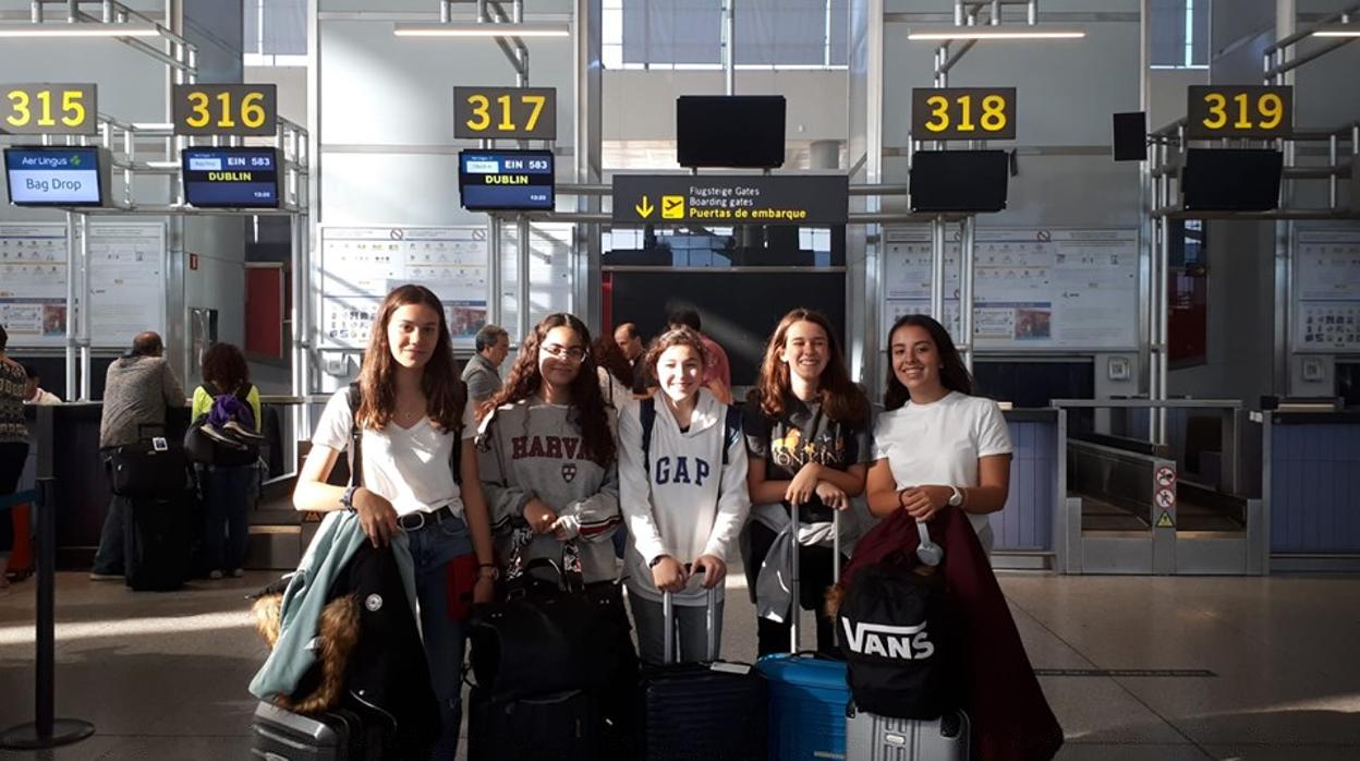 Alumnas del CDM esperan con ilusión el embarque del vuelo que las llevará a Seattle