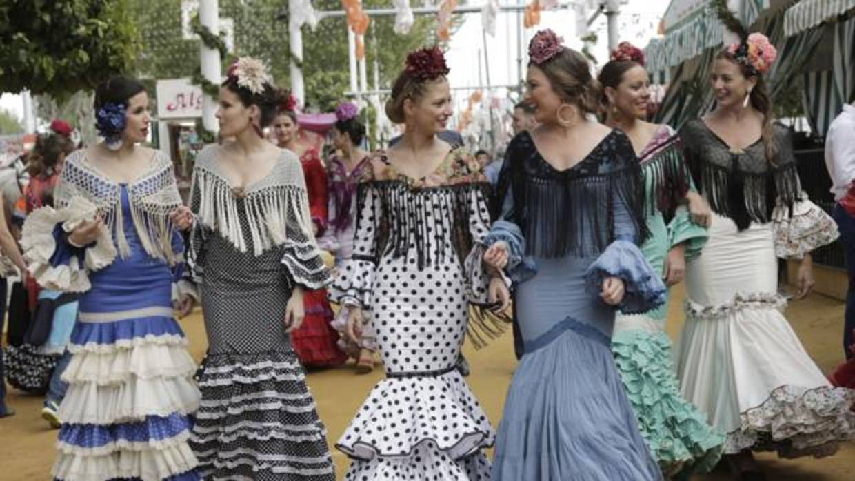 Un grupo de jóvenes, paseando ayer plácidamente por el real