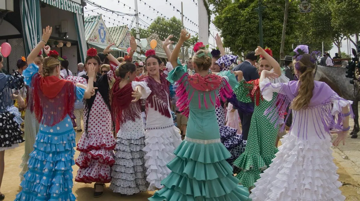 Jóvenes bailando en la Feria de Sevilla