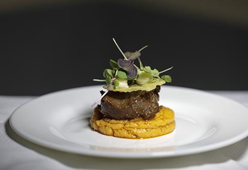 Delicia de ibérico al pimentón dulce sobre crema de sobrasada patatera y ensalada de micro hierbas de Brasas de Robles