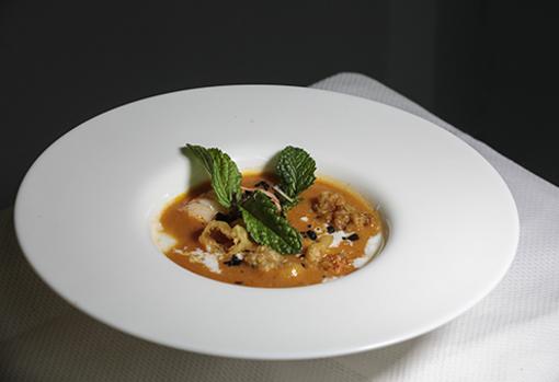 Sopa de tomate con langostino y huevo escalfado de Manolo Mayo