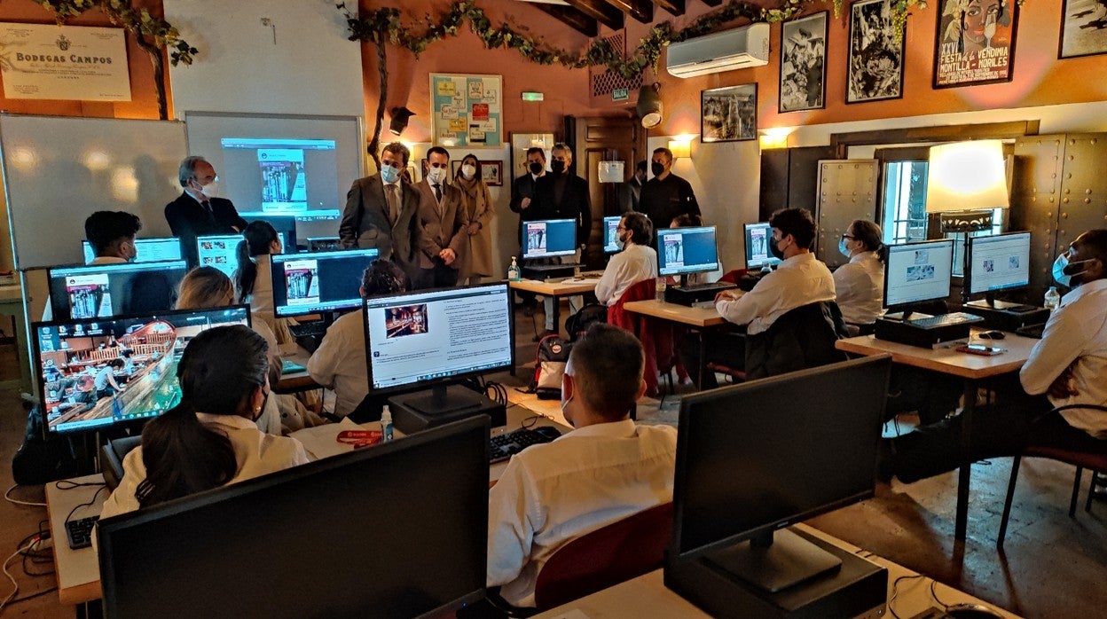 Alumnos, profesor y autoridades en el comienzo del curso en Bodegas Campos