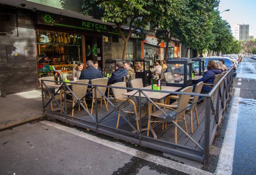 Un año de tarimas en la calzada: así las necesitan los hosteleros