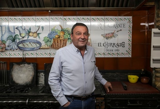 Ángel González tras la barra de El Churrasco