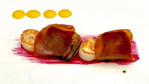 Alcachofas con vieiras a la parrilla con pistacho y mojama de Barbate en Almazara en Carmona.