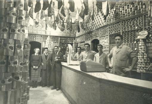 Foto antigua de uno de los establecimientos de la familia Gómez-Pando