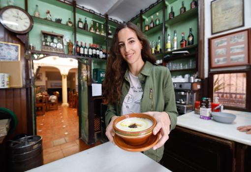 Mercedes Moreno, la cuarta generación al frente de El Tablón, muestra un plato