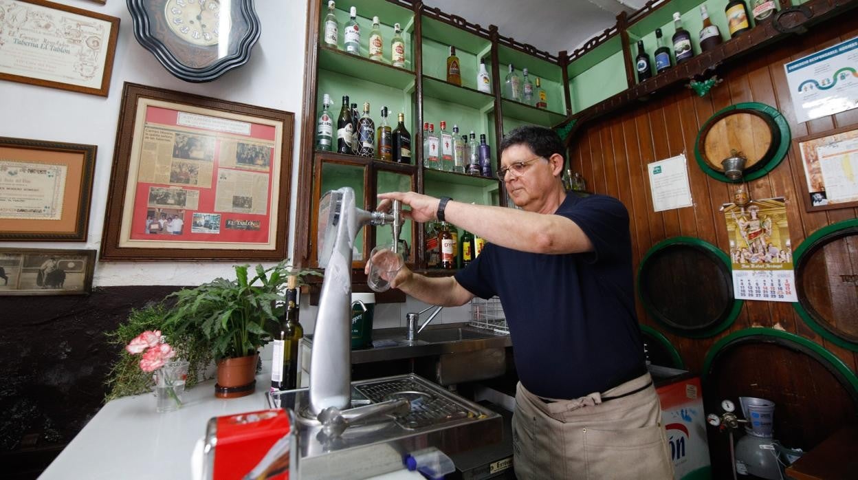 Un trabajador de El Tablón poniendo una caña