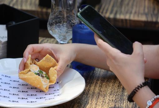 Canapé de brandada de bacalao con huevo de cordorniz
