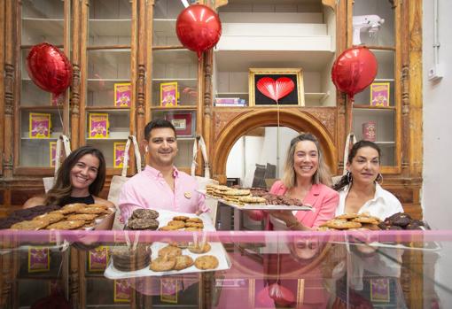 Deborah Rosenblum y Jeanine Merrill (ambas a la derecha) junto a Marco Pérez (marido de Deborah) y María Jesús Vázquez, empleada de la tienda (a la izquierda)