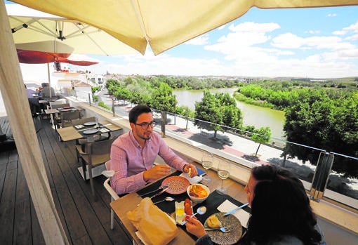 Terraza de La Taberna del Río