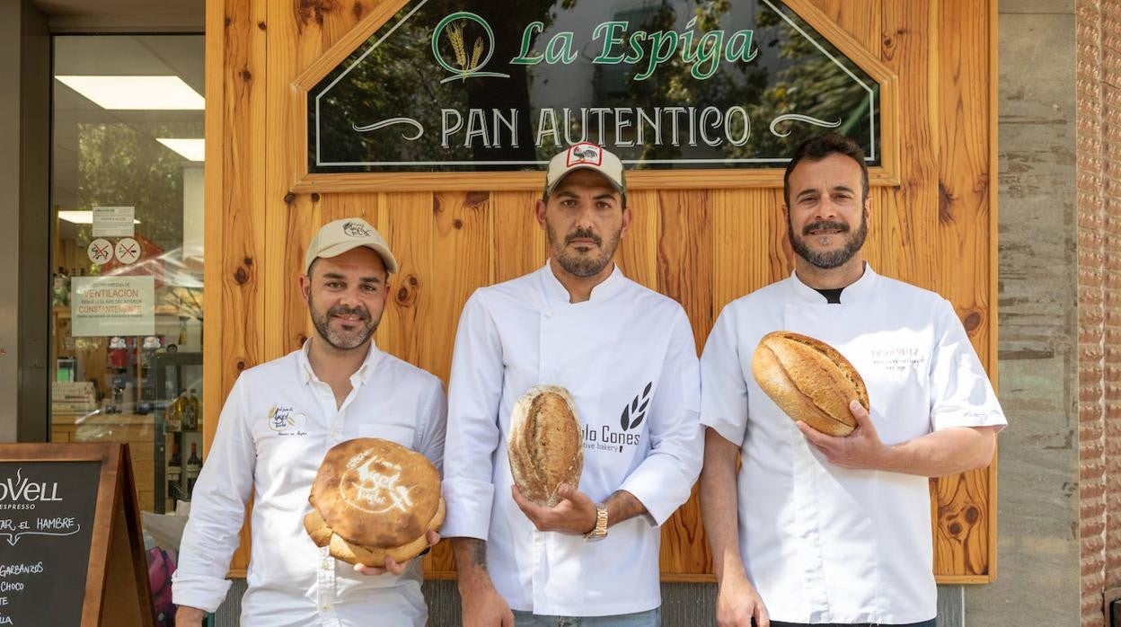 Los panaderos Ángel Puchi, Pablo Conesa y Domi Vélez en la panadería La Espiga