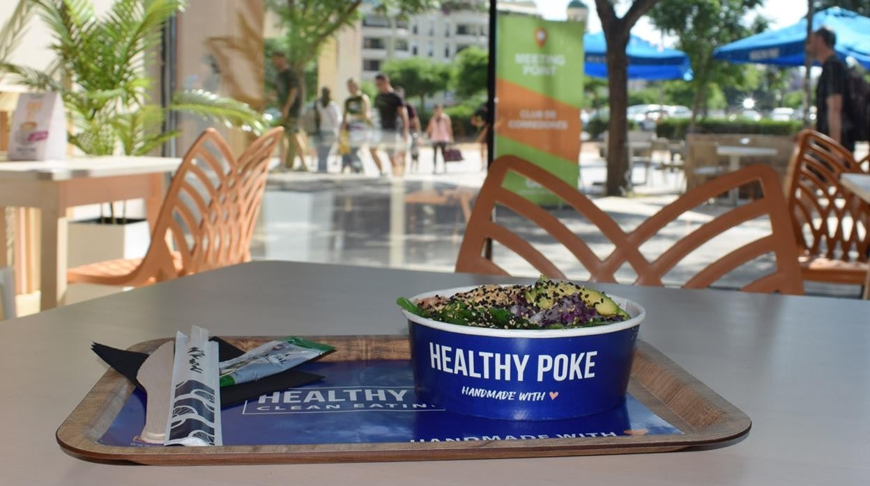 Healthy Poke Córdoba tiene una amplia sala y terraza exterior