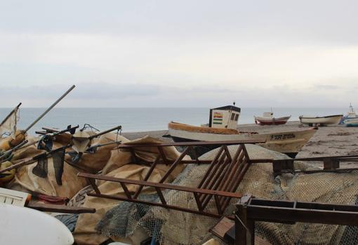Las artes cubiertas ante el temporal y algunas embarcaciones al fondo
