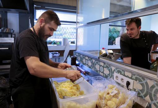 Ultimando detalles, en la cocina abierta a la sala y a la terraza