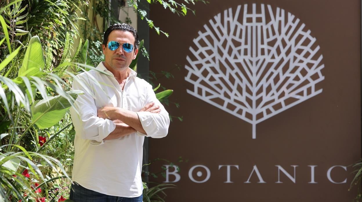 Toni López, gerente de Botanic, en la terraza del nuevo local de la Avenida del Brillante