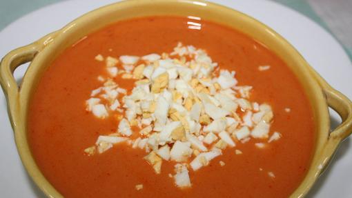10 cremas y sopas frías saludables que ayudan a nuestro bronceado