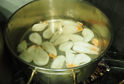 Los secretos de los huevos de choco en aliño de cítricos de la Bodeguita Los Caracoles