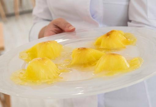 Ravioli de piña con mousse de limón y leche de coco: fresco y digestivo