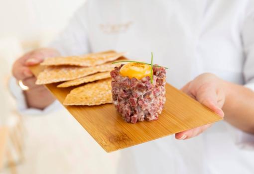 Tartar de salchichón con yema curada
