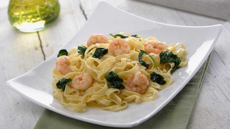 Cocina estos tallarines con gambas, espinacas y queso en cinco sencillos pasos