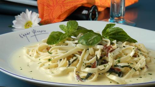 Cintas con jamón serrano y albahaca