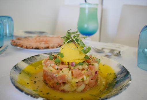 Ensaladilla de langostinos con sorbete de mango