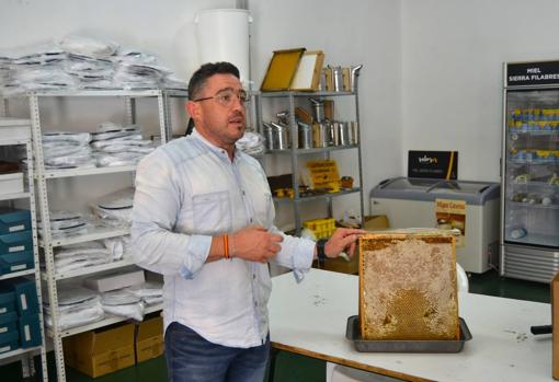 José Antonio López Sánchez muestra una de las planchas que alberga el panal
