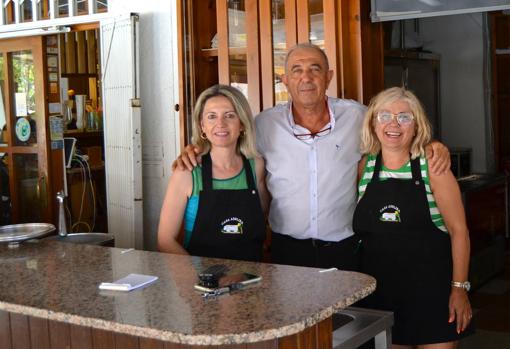 Adelina, Antonio y Pilar en la terraza del restaurante que fundaron sus padres