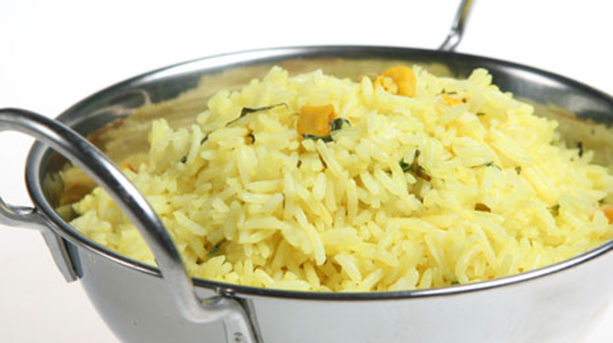 Plato de arroz basmati con curry y pimienta