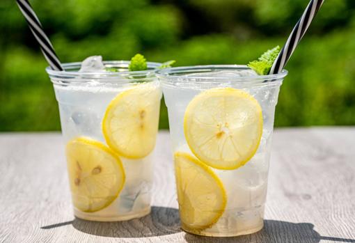 Con el zumo del limón podemos elaborar unas ricas limonadas