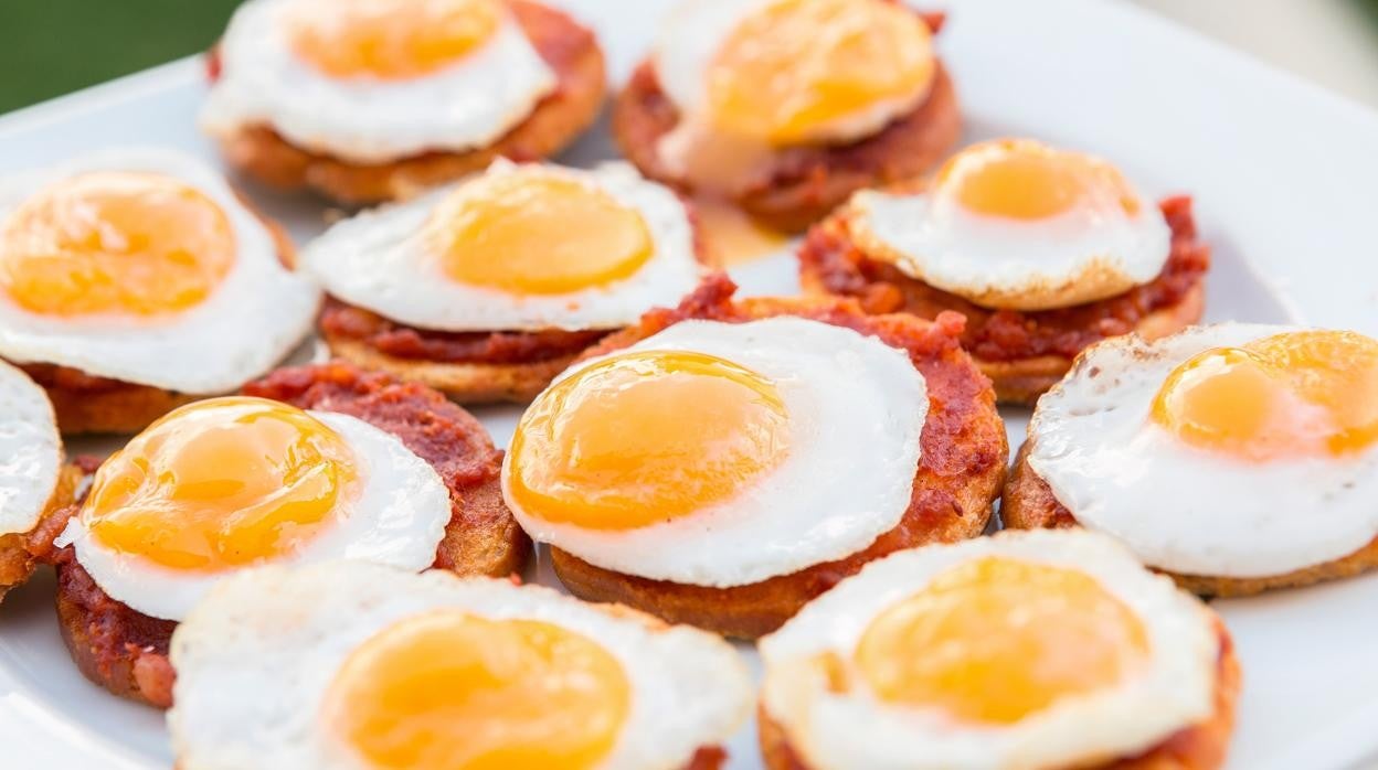 Haz huevos de codorniz con un solo huevo de gallina