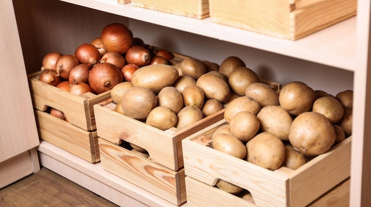 No es buena idea guardar cebollas y patatas juntas