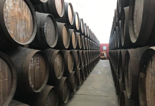 Barricas dispuestas horizontalmente mediante el sistema de criaderas y soleras