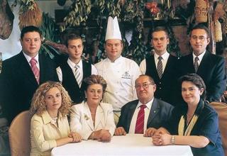 La familia Carmona en su restaurante